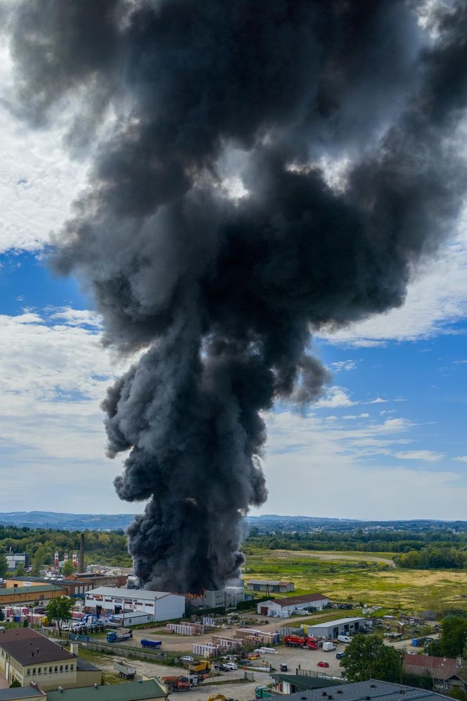 Potężny pożar w Tarnowie. Płonie hurtownia zniczy, na miejscu ponad 25 zastępów straży!