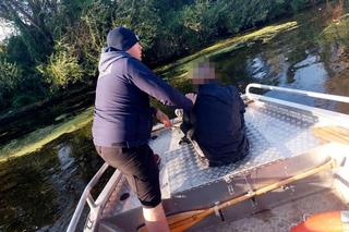 Desperacko machał rękoma, bo liczyła się każda sekunda. W pobliżu byli policjanci