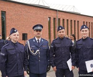 Dolnośląska policja przyjęła aż 37 nowych funkcjonariuszy. Zobacz zdjęcia i nagranie ze ślubowania