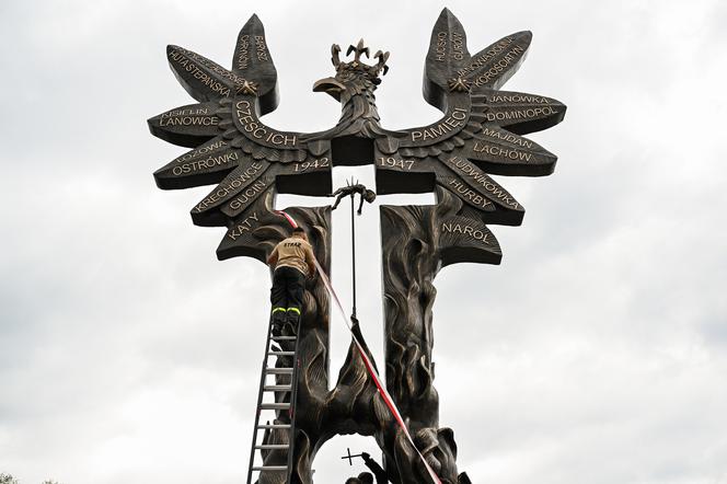 Tłumy z całej Polski na Podkarpaciu. W niedzielę odsłonięto kontrowersyjny pomnik