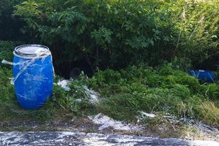 Porzucone beczki z niebezpieczną substancją przy drodze Susz-Kisielice