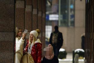 Basia Kurdej-Szatan z córką odbierają sylwestrową kreację u Violi Piekut. 