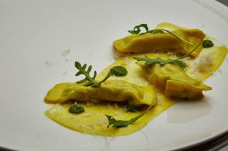 Pierogi z bobem i parmezanem z sosem curry