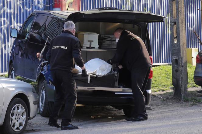 Łódź: Półtoraroczna dziewczynka wypadła z okna wieżowca. Ojciec był wtedy w kuchni
