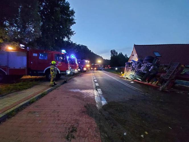 Trasa Olsztnynek - Szczytno zablokowana po wypadku. Ciężarówka przewróciła się na budynek