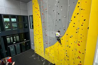 Nowa atrakcja w Olsztynie. Ścianka wspinaczkowa w hali Urania otwarta. Ile kosztuje bilet? [ZDJĘCIA]