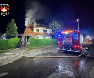 Pożar domu jednorodzinnego w Kłobucku. Gasiło go osiem zastępów straży 