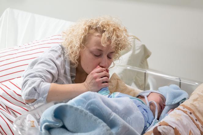 Na Wspólnej odc. 2839. Beata (Katarzyna Ptasińska), jej syn (Julian Duliński)
