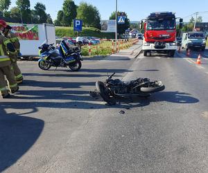 Motorowerzysta zderzył się z osobówką na DW977 w Tuchowie. Kierujący jednośladem odniósł obrażenia