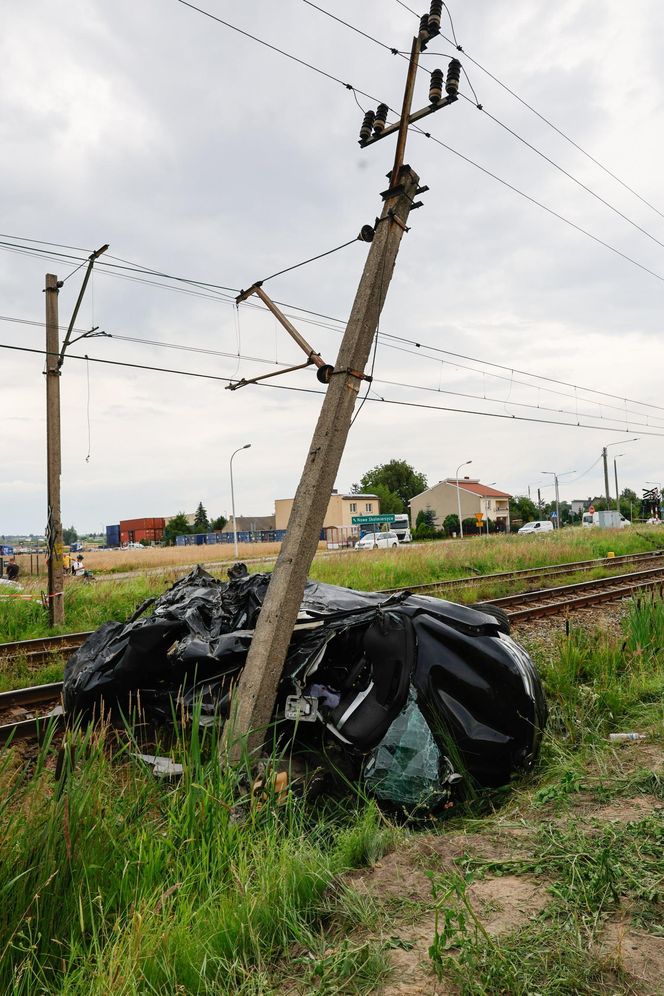 Dramat w Wielkopolsce. Samochód wjechał wprost pod pociąg