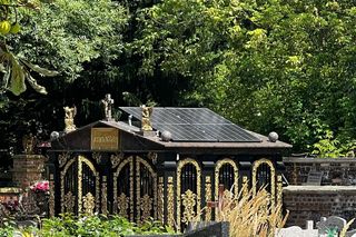 Najnowocześniejszy nagrobek w Polsce znajduje się na Śląsku. Dach grobowca zdobi... fotowoltaika