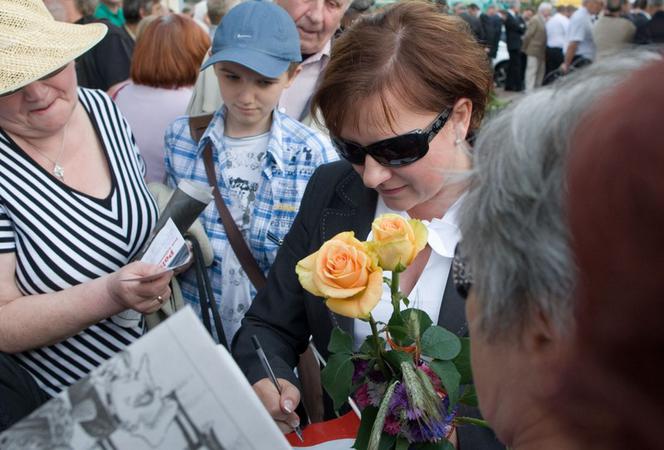 Beata Kempa śpiewa na wiecu PiS w Łomży 