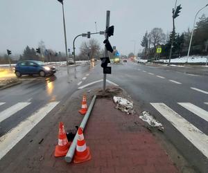 Na skrzyżowaniu ulic Radomskiej, Kieleckiej i Niepodległości zderzyły się dwie osobówki