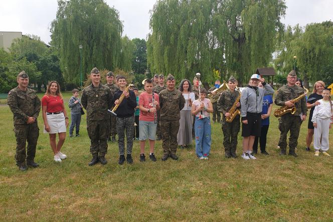 Niepełnosprawni uczniowie z PSP nr 12 zgłębiali tajniki muzyki z Orkiestrą Wojskową w Radomiu