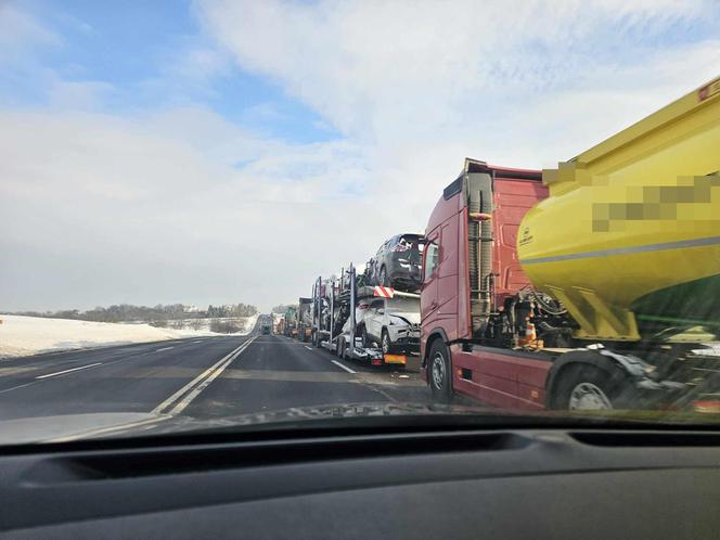 Rośnie frustracja kierowców tirów czekających na wyjazd z Polski do Ukrainy