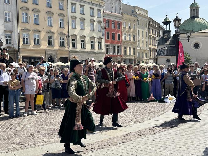 "Polonez wiosenny" na Rynku Głównym w Krakowie