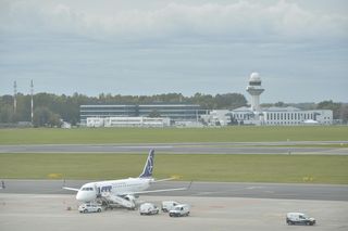 Samoloty na płycie warszawskiego lotniska im. Chopina