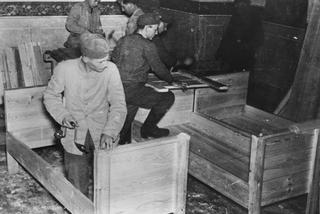 Saperzy niemieccy przy budowie łóżek dla wojsk ochrony pogranicza, Suwałki, 1940 r.