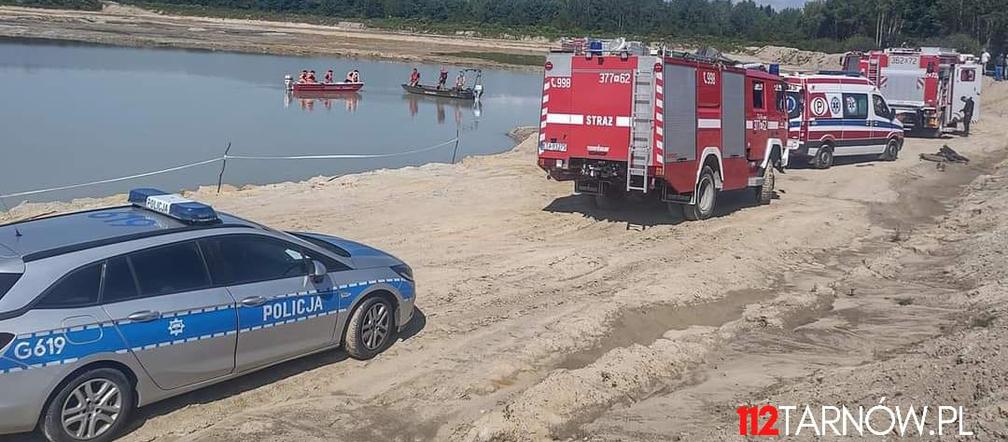 Koparka wpadła do zbiornika wodnego w Radłowie. Nie żyje 59-letni kierowca