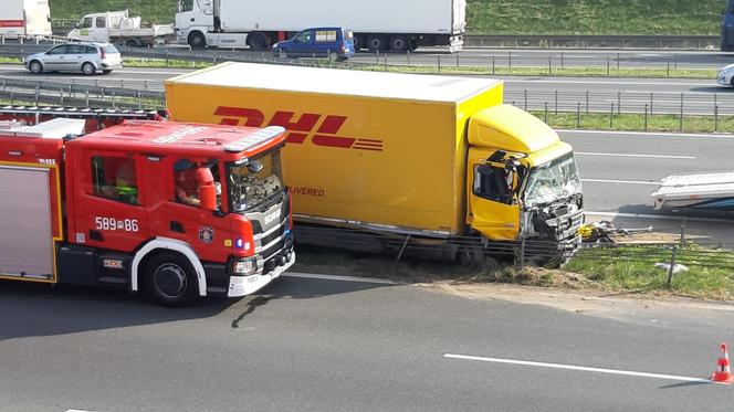 Horror na S2. Ciężarówka zmiażdżyła auto, dwie osoby zakleszczone w środku