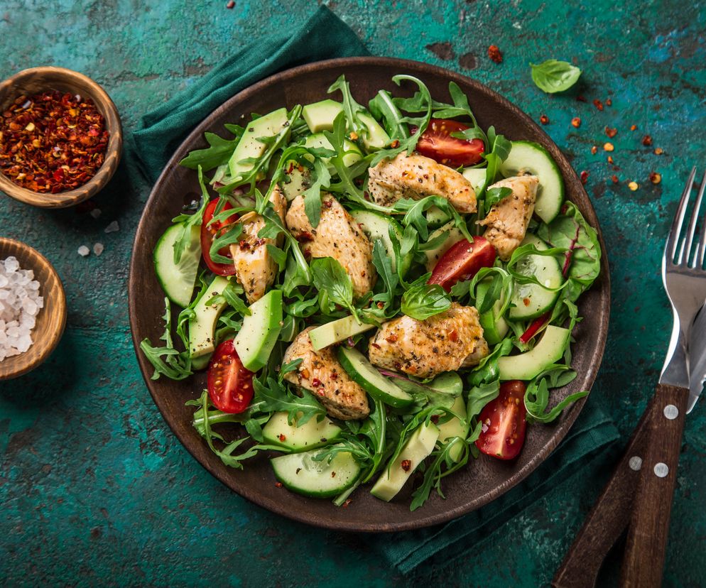 Kurczak, awokado, ogórki - sycąca sałatka odchudzająca na wąską talię