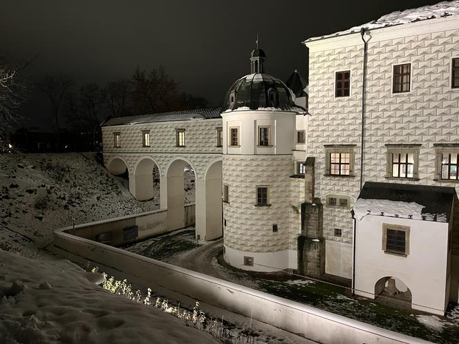 Zamek Pardubice - zdjęcia cennego zabytku Wschodnich Czech. Wnętrza, muzeum, zamek nocą