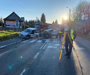 Czołowe zderzenie w Tarnowie. Są poszkodowani. 20-letni kierowca seata miał prawo jazdy od niespełna roku