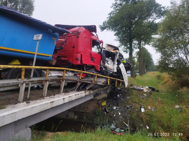 Czołowe zderzenie ciężarówek. 52-letni kierowca nie żyje. Z kabin została kupa złomu