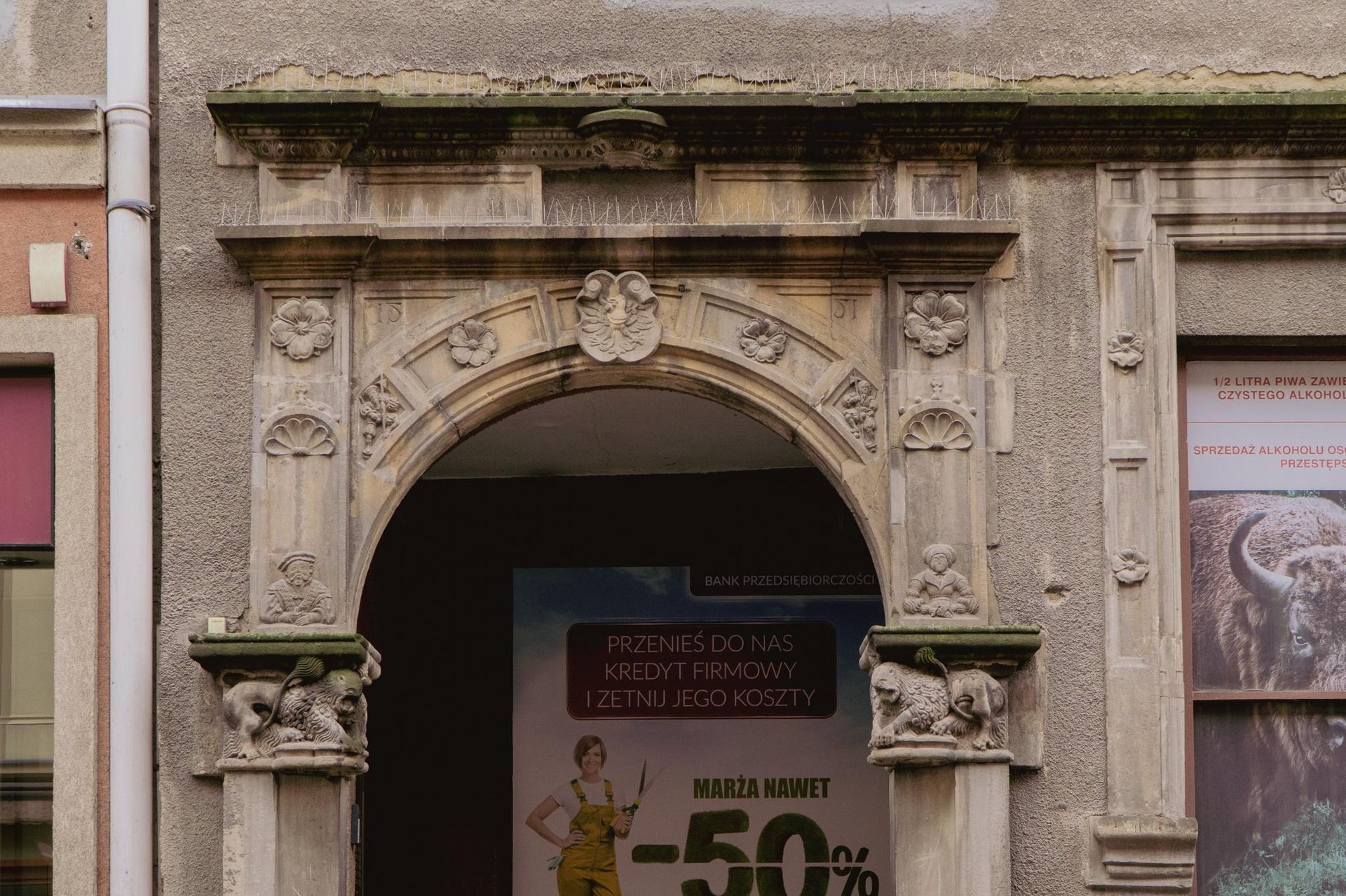 Renesansowy portal w bloku w Świdnicy