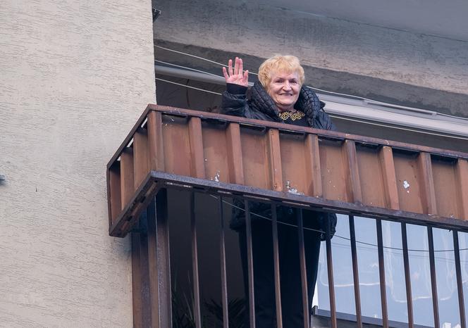 Komendant robi zakupy seniorce 