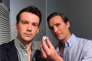 M jak miłość na planie. Olek (Maurycy Popiel), Jakub (Krzysztof Kwiatkowski)