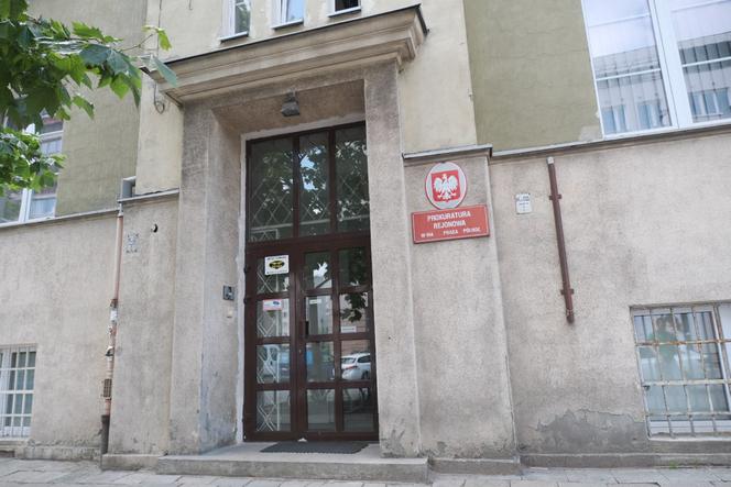 Prokuratoe postawił mu zarzuty oszystwa na ponad 700 tys zł, podrabiania dokumentów i przekroczenia uprawnień