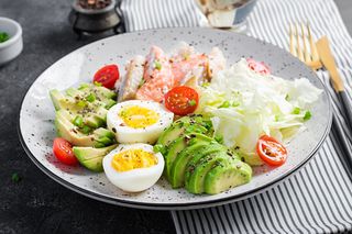 Śniadania bez węglowodanów? To prostsze, niż myślisz! Co zjeść, by dobrze zacząć dzień na diecie low carb?