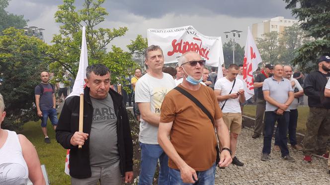 Związkowa "Solidarność" w MAN BUS nadal protestuje! Dziś przed zakładem było głośno