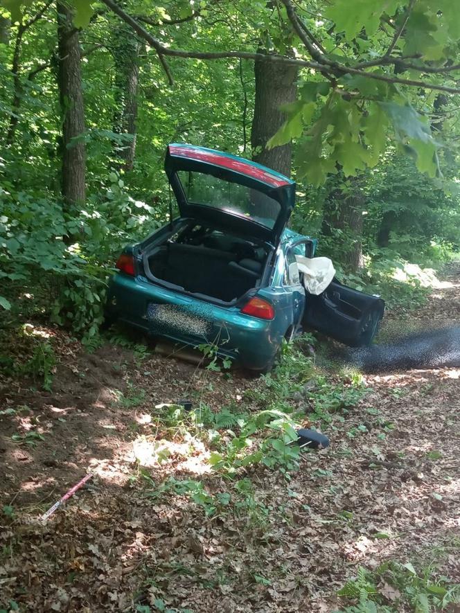 Laski Lipie. 27-latek uciekał przed policją. Uderzył w drzewo. Zginął na miejscu