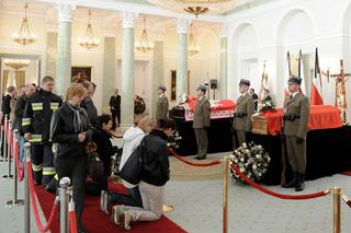 Trumny Lecha i Marii Kaczyńskich w Pałacu Prezydenckim 