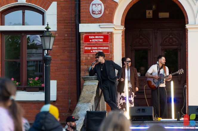 Koncert Dawida Kwiatkowskiego przed ratuszem miejskim w Kętrzynie