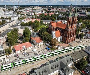 Zaprezentowano pierwsze 20 autobusów elektrycznych w Białymstoku. Od poniedziałku pojawią się na ulicach miasta [ZDJĘCIA]