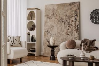 Otwarte półki w salonie 