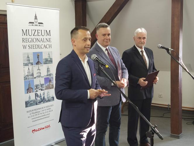 Zdjęcia z otwarcia wystawy o historii piłki nożnej w siedleckim Muzeum Regionalnym