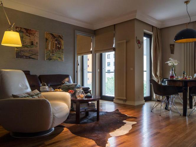 Nietuzinkowy salon z jadalnią: klasyczne meble w roli głównej