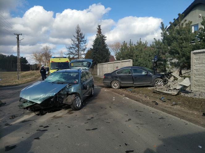 Koszmar na drodze. Roztrzaskane samochody i betonowe ogrodzenie. Wielu rannych w tym dzieci