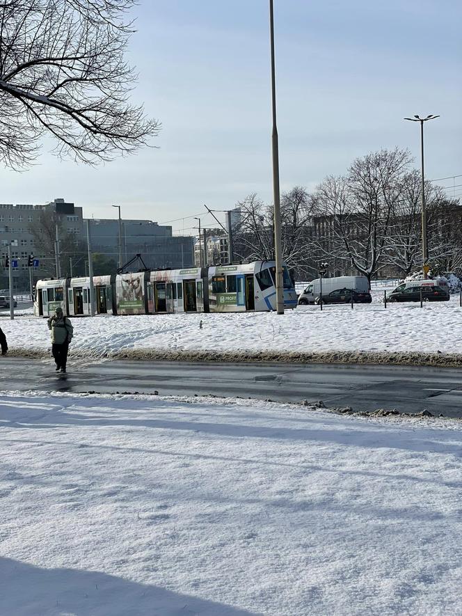 Seria stłuczek i awarii we Wrocławiu. Trudny dzień dla pasażerów MPK. Co będzie przy większych mrozach? 