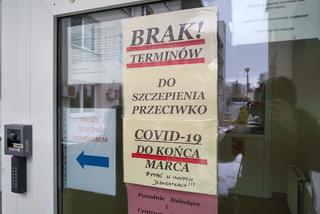 Zapisy na szczepienia osób 70+ ruszyły w Krakowie w atmosferze chaosu i dezinformacji