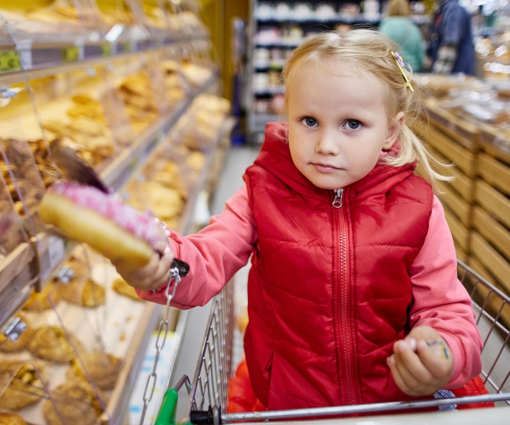 Dziecko wciąż prosi o słodycze? To nie brak woli, a wpływ jedzenia na mózg