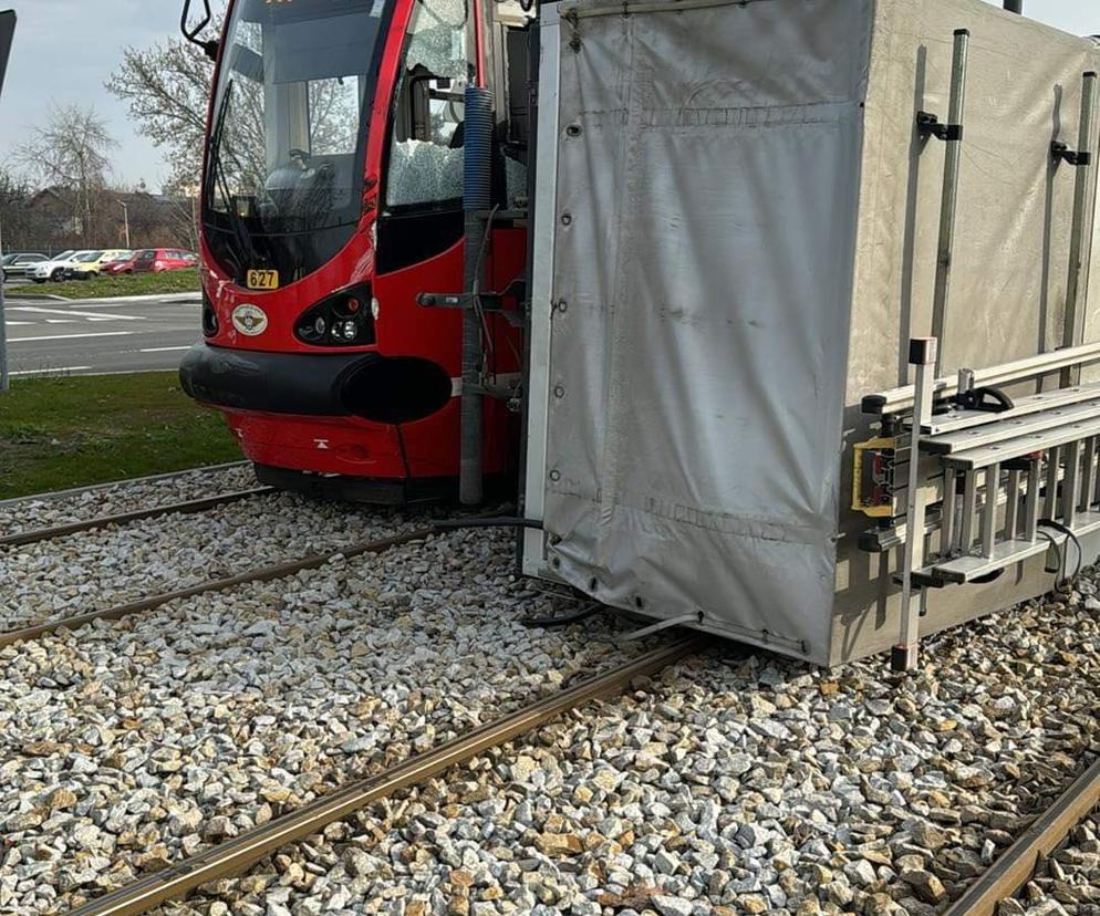 Kolizja samochodu dostawczego z tramwajem w Dąbrowie Górniczej