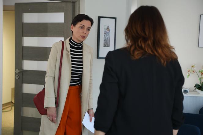 Na Wspólnej odc. 3483. Weronika (Renata Dancewicz), Karolina Pomorska (Katarzyna Kurylońska)