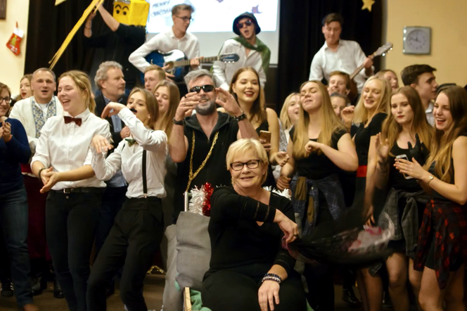 Kadr z filmu absolwentów szkoły