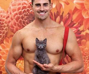 Seksowni strażacy z małymi kotkami. Te zdjęcia są hitem internetu!