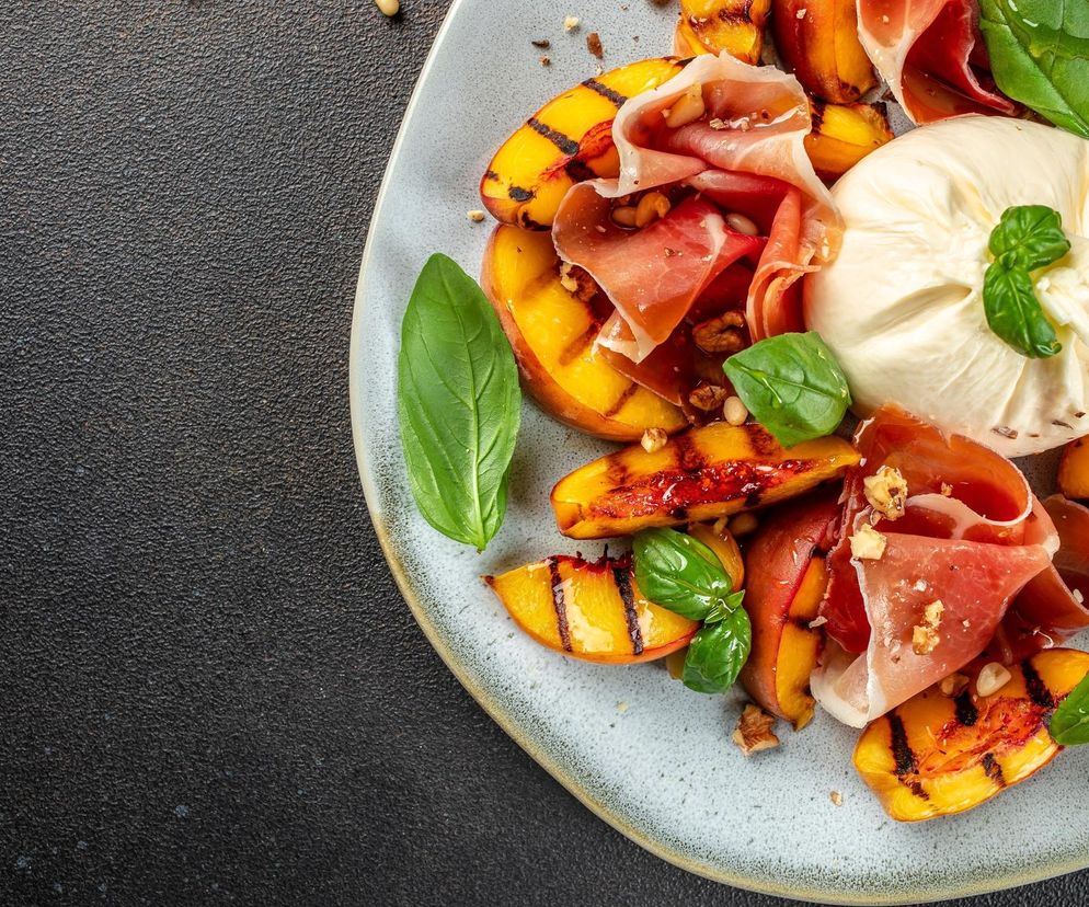 To moja ulubiona przekąska z grilla. Grillowane brzoskwinie z burratą smakują wyśmienicie